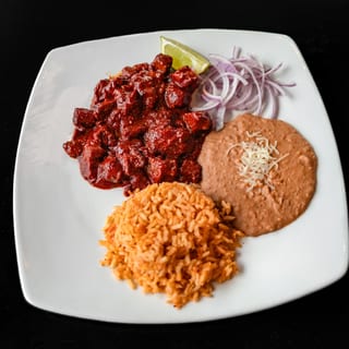 PUERCO EN GUAJILLO PLATE